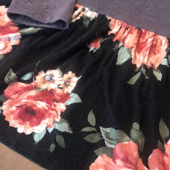 Brown/Grey top with flowy floral bottom - Picture 4 of 4